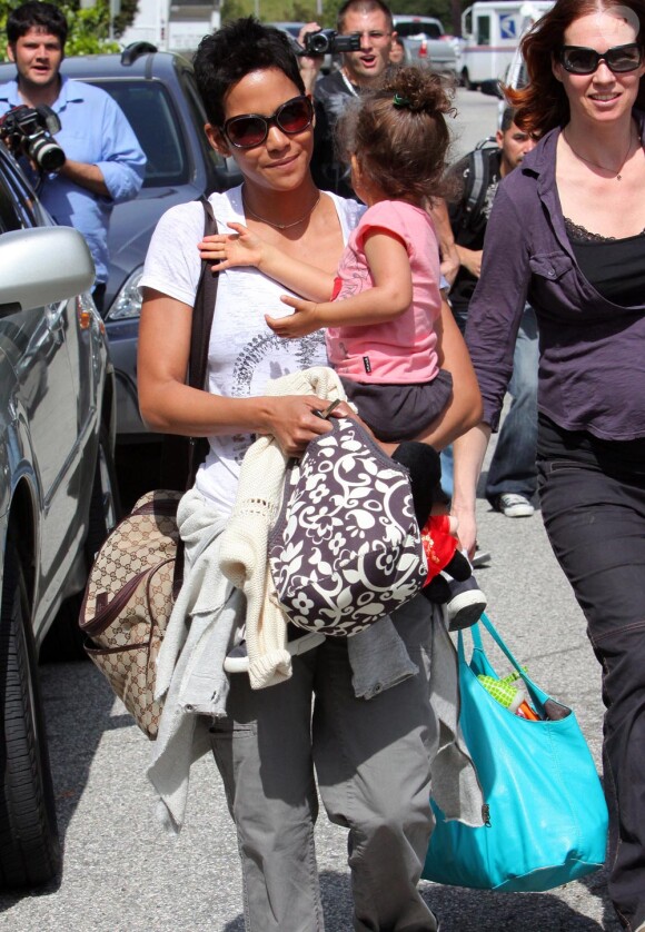 Halle Berry et sa fillette Nahla étaient les princesses du parc à Beverly Hills. Le 5 mars 2010