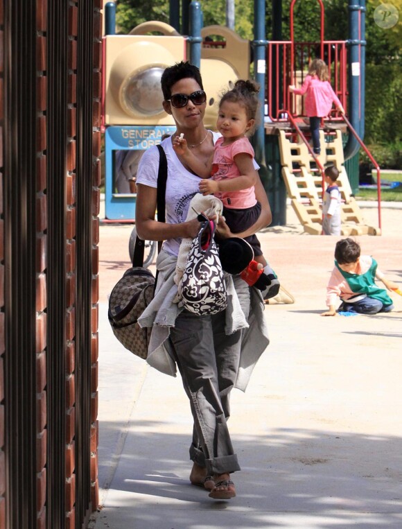 Halle Berry et sa princesse ont fait sensation au parc à Beverly Hills. Le 5 mars 2010