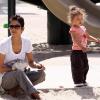 Halle Berry a passé la journée au parc avec sa fillette Nahla à Beverly Hills. Le 5 mars 2010