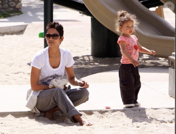 Halle Berry a passé la journée au parc avec sa fillette Nahla à Beverly Hills. Le 5 mars 2010