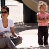 Halle Berry et sa fillette Nahla au parc à Beverly Hills. Le 5 mars 2010
