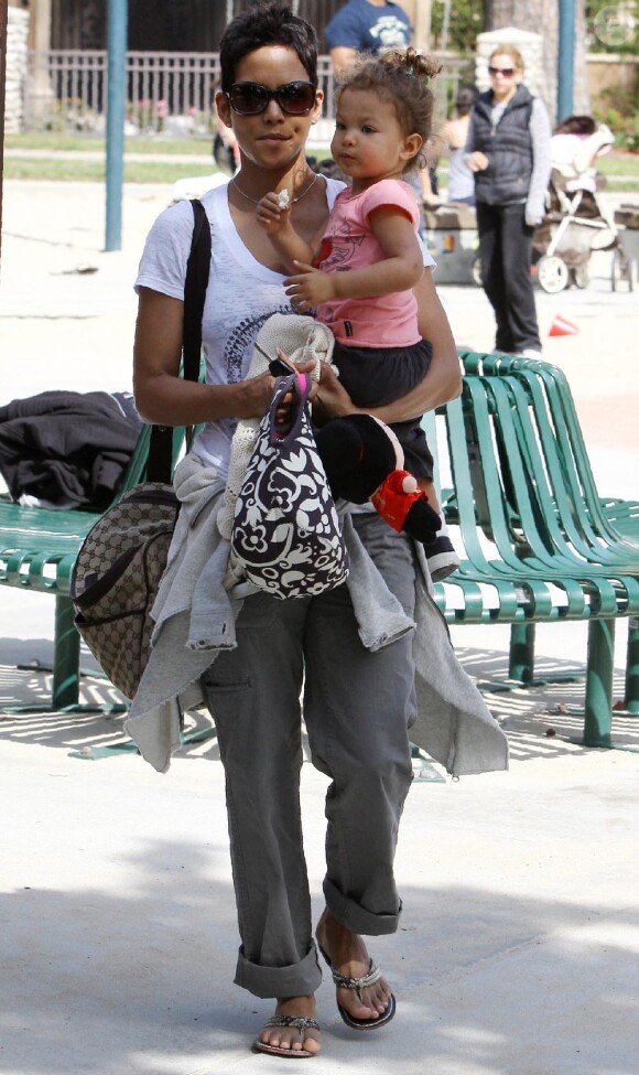 Nahla et sa maman Halle Berry au parc à Beverly Hills. Le 5 mars 2010