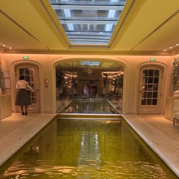 M. Pokora et Christina Milian profitent d'un moment de détente à la piscine de l'hôtel. ©Instagram