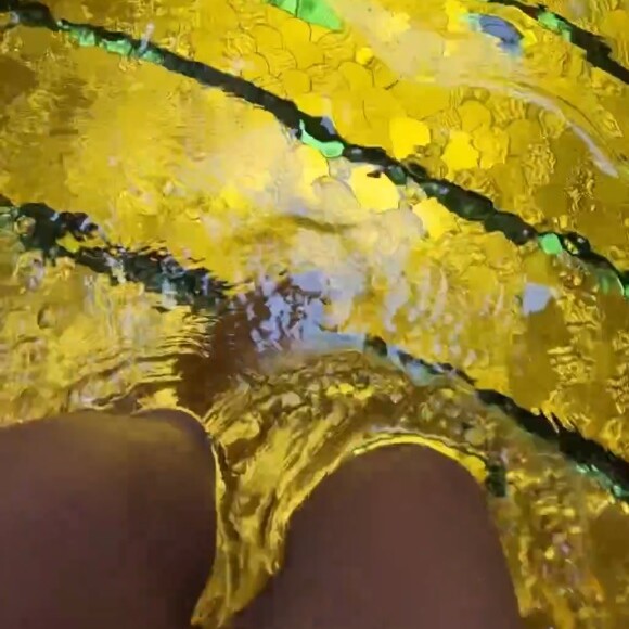 Christina Milian et M. Pokora se baignent dans la piscine dorée de l'hôtel de Crillon. ©Instagram