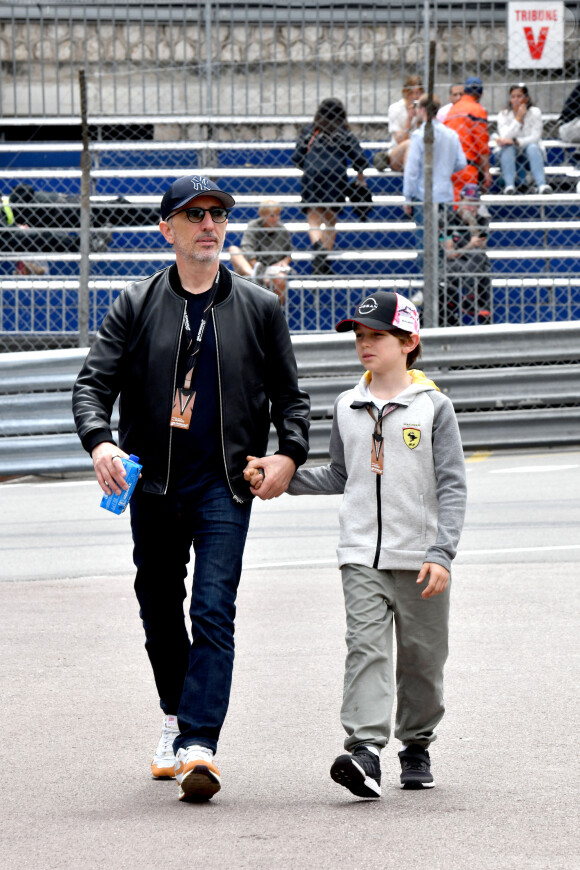 Gad Elmaleh et son fils Raphaël durant le 6eme Monaco E-Prix à Monaco, le 6 mai 2023. Nick Cassidy (Envision Racing) s'est imposé à Monaco devant le Néo-Zélandais Mitch Evans (Jaguar TCS Racing), arrivé second, et le Britannique Jake Dennis (Avalanche Andretti), 3eme. Nick Cassidy prend la tête du championnat. Le championnat de Formule E est une compétition automobile, organisée par la FIA, mettant en scène uniquement des monoplaces 100% électriques. Le premier E Grand Prix a eu lieu à Pekin en septembre 2014. © Bruno Bebert/Bestimage 