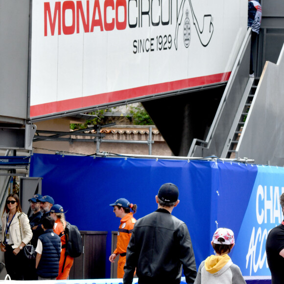 Gad Elmaleh et son fils Raphaël durant le 6eme Monaco E-Prix à Monaco, le 6 mai 2023. Nick Cassidy (Envision Racing) s'est imposé à Monaco devant le Néo-Zélandais Mitch Evans (Jaguar TCS Racing), arrivé second, et le Britannique Jake Dennis (Avalanche Andretti), 3eme. Nick Cassidy prend la tête du championnat. Le championnat de Formule E est une compétition automobile, organisée par la FIA, mettant en scène uniquement des monoplaces 100% électriques. Le premier E Grand Prix a eu lieu à Pekin en septembre 2014. © Bruno Bebert/Bestimage 