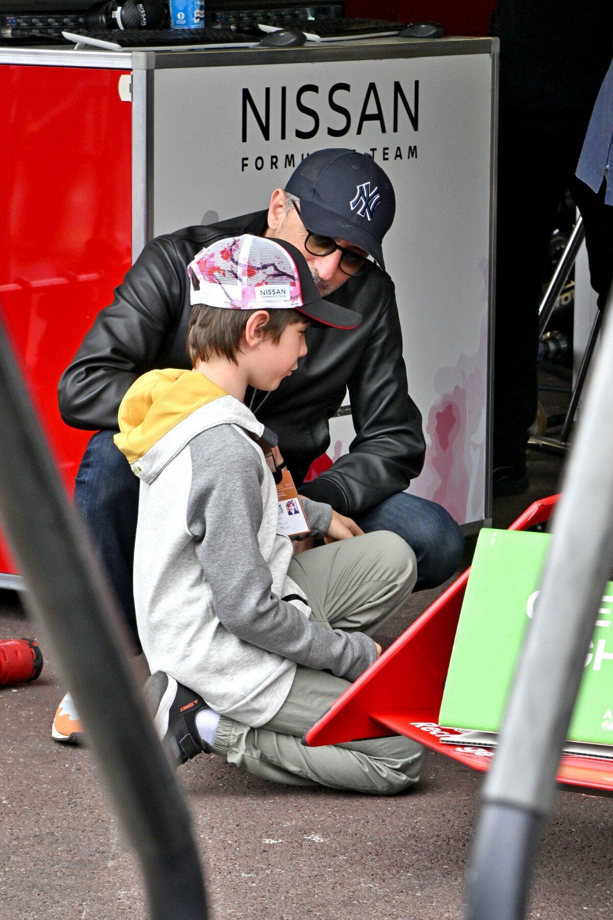 Photo : Gad Elmaleh Et Son Fils Raphaël Au Stand Nissan Durant Le 6eme ...