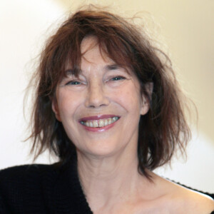 Jane est morte le 16 juillet 2023
Rétro - La chanteuse et actrice Jane Birkin s'est éteinte à l'âge de 76 ans - Jane Birkin a recu le prix du ministre des Affaires Etrangeres du Japon par son ambassadeur en France, a la residence de l'ambassadeur a Paris, pour son action en faveur des victimes du tsunami et de la catastrophe nucleaire de Fukushima de 2011. A noter que la chanteuse sera en concert au theatre du Chatelet le 9 decembre. Le 14 novembre 2013 