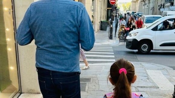 PHOTO Gérard Darmon avec sa fille, 6 ans, adorablement prête pour la rentrée