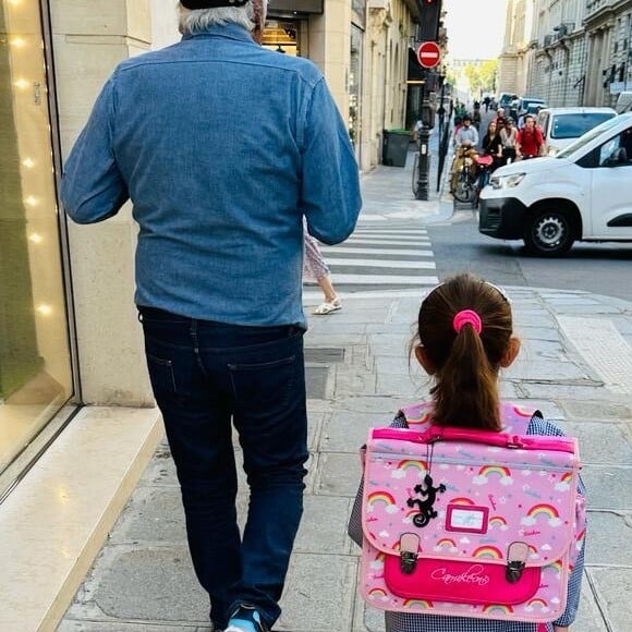 Gérard Darmon a posté une photo avec sa petite dernière à l'occasion de la rentrée des classes. Pour ce premier jour, c'est papa qui l'emmène à l'école.