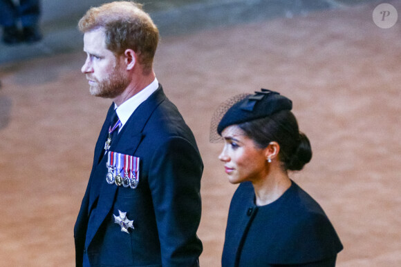 Seul son mari, le prince Harry, a été vu dans les tribunes
 
Le prince Harry et Meghan Markle - Procession cérémonielle du cercueil de la reine Elisabeth II du palais de Buckingham à Westminster Hall à Londres le 14 septembre 2022. © Photoshot / Panoramic / Bestimage