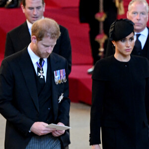 Le prince Harry et Meghan Markle - Procession cérémonielle du cercueil de la reine Elisabeth II du palais de Buckingham à Westminster Hall à Londres le 14 septembre 2022. © Photoshot / Panoramic / Bestimage