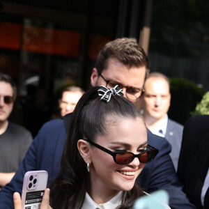 La chanteuse et actrice Selena Gomez salue les fans à la sortie de l'hôtel Bulgari à Paris, France, le 9 juin 2023.