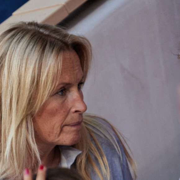 Estelle Lefébure et son fils Giuliano Ramette en tribunes lors des Internationaux de France de tennis de Roland Garros 2023, à Paris, France, le 6 juin 2023.