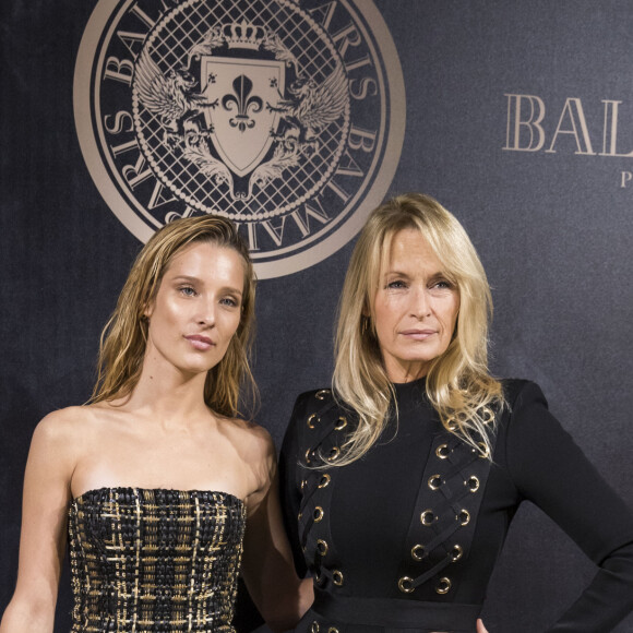 Ilona Smet et sa mère Estelle Lefébure au photocall de la soirée L'Oréal Paris X Balmain à l'école Nationale de Médecine lors de la Fashion Week Printemps/Eté 2018 à Paris, France, le 28 septembre 2017.