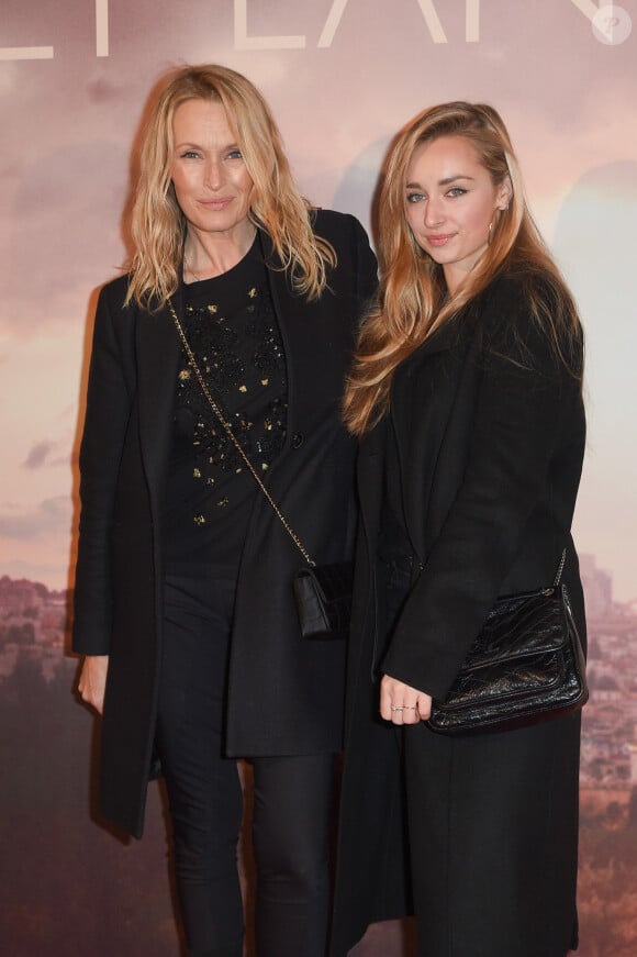 Estelle Lefébure avec sa fille Emma Smet à l'avant-première du film "Holy Lands" au cinéma UGC Normandie à Paris, France, le 4 décembre 2018.