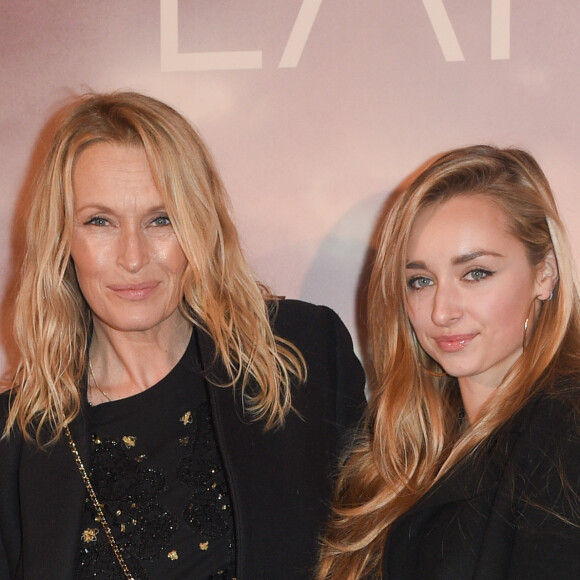Estelle Lefébure avec sa fille Emma Smet à l'avant-première du film "Holy Lands" au cinéma UGC Normandie à Paris, France, le 4 décembre 2018.