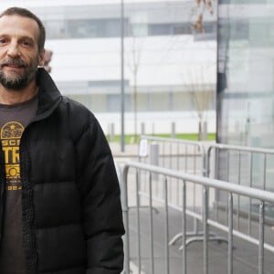 Exclusif - Mathieu Kassovitz à son arrivée dans les studios de la radio RMC à Paris. Le 16 décembre 2020 © Panoramic / Bestimage 