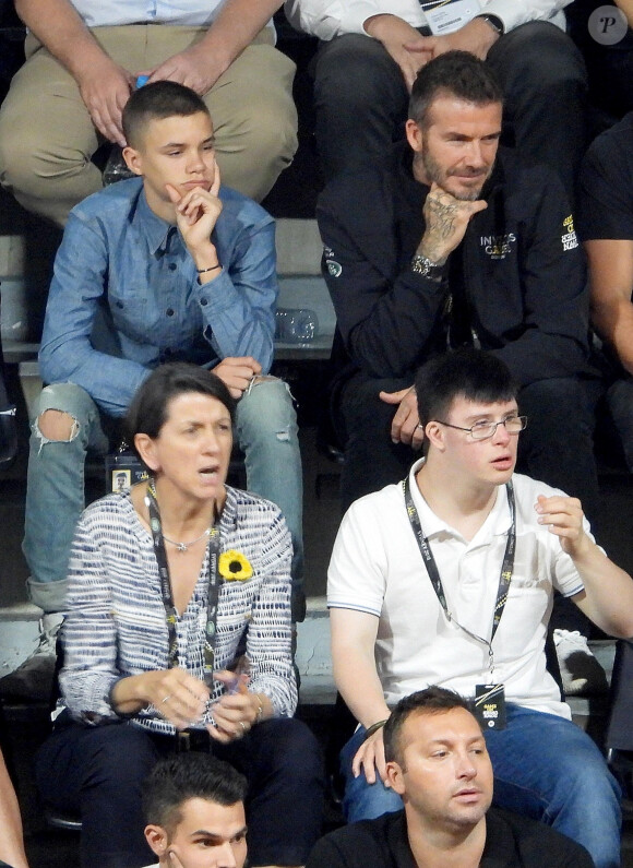 David Beckham et son fils Romeo assistent à la finale de basketball en fauteuil aux Invictus Games 2018 à Sydney, le 27 octobre 2018. 