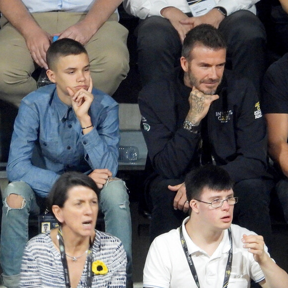 David Beckham et son fils Romeo assistent à la finale de basketball en fauteuil aux Invictus Games 2018 à Sydney, le 27 octobre 2018. 