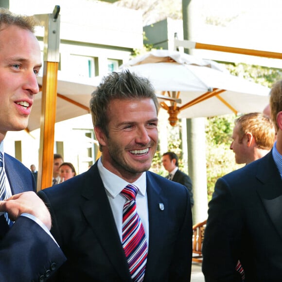 Pourtant, tous les deux étaient amis depuis longtemps ! 
Prince William, Prince Harry et David Beckham - Saxon Hotel à Johannesburg, Afrique du Sud, le 19 juin 2010. @ Owen Humphreys/PA Photos/ABACAPRESS.COM