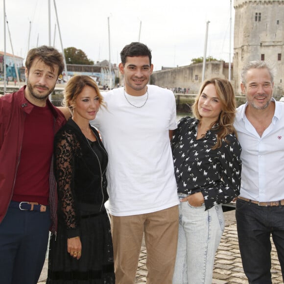 A l'écran, Benjamin Bourgois incarne le lieutenant Alex Levy !
Benjamin Bourgois, Emma Colberti, Aissam Medhem, Mélanie Maudran, Fabrice Deville "Un si grand soleil" - Photocall lors du Festival de la Fiction de La Rochelle. Le 18 septembre 2021 © Christophe Aubert via Bestimage 