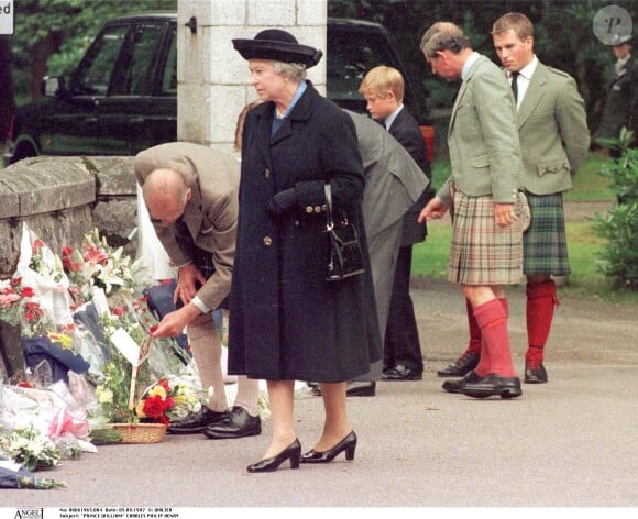 La reine Elisabeth II d'Angleterre et le prince Philip, duc d'Edimbourg, le prince Charles et ses fils le prince William et le prince Harry, devant l'entrée du château de Balmoral, où de nombreux hommages ont été rendues suite à la mort de la princesse Diana. Le 5 septembre 1997