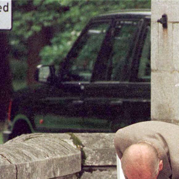 La reine Elisabeth II d'Angleterre et le prince Philip, duc d'Edimbourg, le prince Charles et ses fils le prince William et le prince Harry, devant l'entrée du château de Balmoral, où de nombreux hommages ont été rendues suite à la mort de la princesse Diana. Le 5 septembre 1997