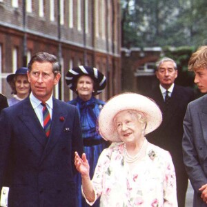 La reine Elisabeth II d'Angleterre et le prince Charles et ses fils le prince William et le prince Harry - 97ème anniversaire de la reine mère.