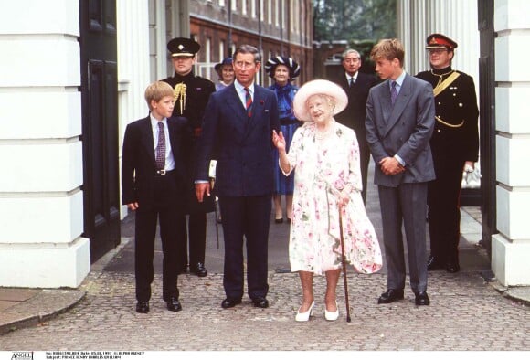 La reine Elisabeth II d'Angleterre et le prince Charles et ses fils le prince William et le prince Harry - 97ème anniversaire de la reine mère.