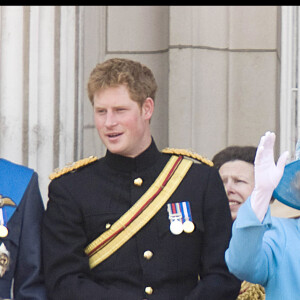 Prince William et prince Harry, aux côtés d'Elizabeth II - Balcon de Buckingham Palace, Trooping the Colour, Londres 2009.