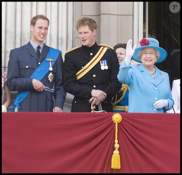 Prince William et prince Harry, aux côtés d'Elizabeth II - Balcon de Buckingham Palace, Trooping the Colour, Londres 2009.