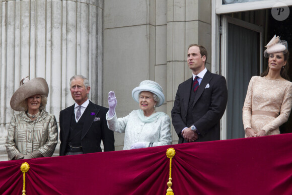 Prince William et prince Charles, Camilla Parker Bowles et Kate Middleton aux côtés d'Elizabeth II - Balcon de Buckingham Palace, Trooping the Colour, Londres 2012