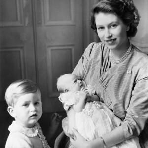 Elizabeth II et ses deux enfants, le prince William et la princesse Anne, en 1950. 