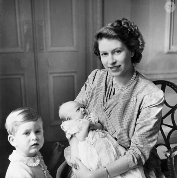 Elizabeth II et ses deux enfants, le prince William et la princesse Anne, en 1950. 