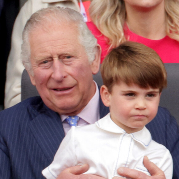 Le prince Charles, prince de Galles avec le prince Louis de Cambridge - La famille royale regarde la grande parade qui clôture les festivités du jubilé de platine de la reine à Londres le 5 juin 2022. 