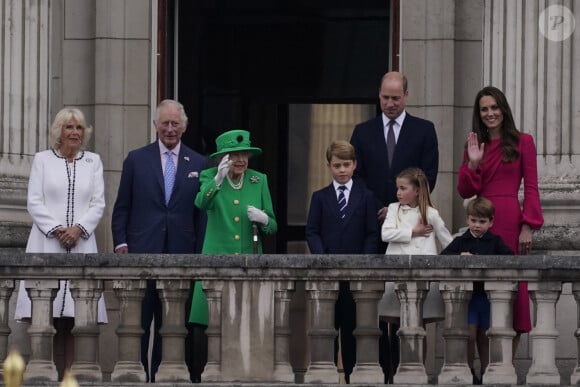 Camilla Parker Bowles, duchesse de Cornouailles, le prince Charles, la reine Elisabeth II, le prince William, duc de Cambridge, Kate Catherine Middleton, duchesse de Cambridge, et leurs enfants le prince George, la princesse Charlotte et le prince Louis - La famille royale d'Angleterre au balcon du palais de Buckingham, à l'occasion du jubilé de la reine d'Angleterre. Le 5 juin 2022 