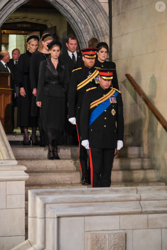 Le prince William, prince de Galles, Peter Phillips, James Mountbatten-Windsor, la princesse Eugenie d'York, le prince Harry, duc de Sussex, la princesse Beatrice d'York, Louise Mountbatten-Windsor (Lady Louise Windsor) et Zara Phillips (Zara Tindall) - Veillée des petits-enfants de la reine Elizabeth II au Westminster Hall à Londres, Royaume Uni, le 17 septembre 2022. 