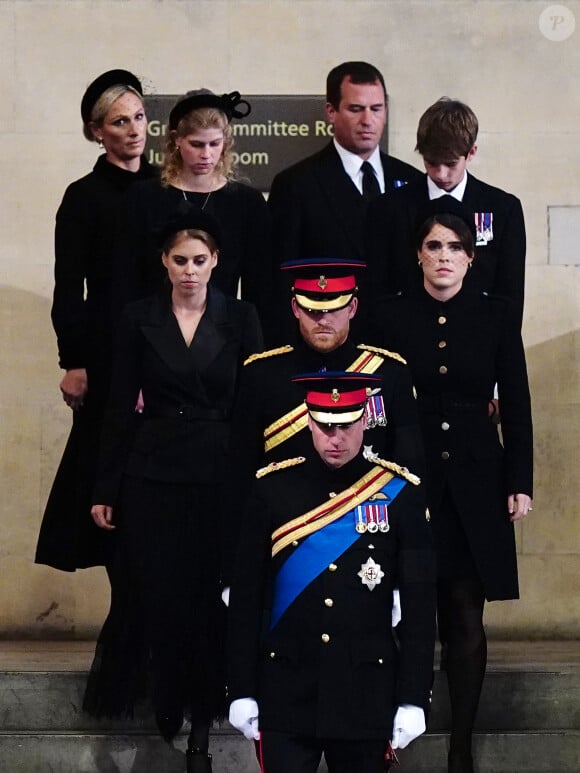 D'ailleurs, ses petits-enfants avaient veillé son cercueil en septembre dernier. 
Le prince William, prince de Galles, Peter Phillips, James Mountbatten-Windsor, la princesse Eugenie d'York, le prince Harry, duc de Sussex, la princesse Beatrice d'York, Louise Mountbatten-Windsor (Lady Louise Windsor) et Zara Phillips (Zara Tindall) - Veillée des petits-enfants de la reine Elizabeth II au Westminster Hall à Londres, Royaume Uni, le 17 septembre 2022. 
