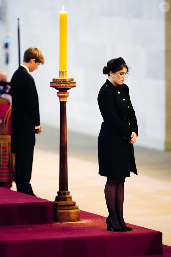 James Mountbatten-Windsor et la princesse Eugenie d'York - Veillée des petits-enfants de la reine Elizabeth II au Westminster Hall à Londres, Royaume Uni, le 17 septembre 2022. 
