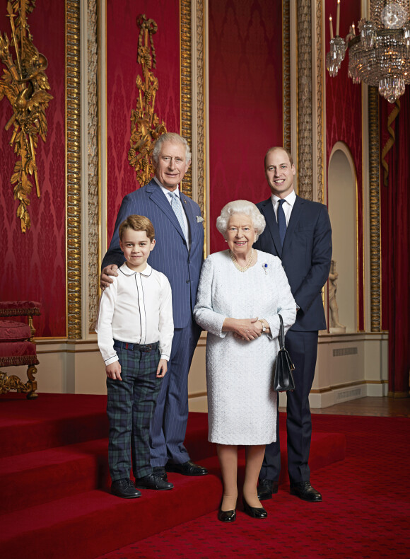 La reine Elizabeth était assez proche de son fils, malgré de longues périodes difficiles, et de ses descendants.
La reine Elisabeth II d'Angleterre, Le prince Charles, prince de Galles, Le prince William, duc de Cambridge, Le prince George de Cambridge, 18 décembre 2019 © Ranald Mackechnie via Bestimage