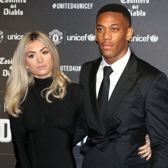 Rien ne va plus entre Anthony Martial et son ex Mélanie Da Cruz !
Anthony Martial et sa compagne Mélanie Da Cruz lors du dîner de gala "United For Unicef" à Manchester. 