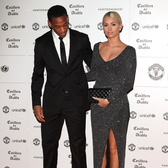 Après plusieurs d'années d'amour et la naissance d'un petit Swan, les deux stars se sont séparées à ce jour et les tensions sont à leur comble.
Anthony Martial et sa compagne Mélanie da Cruz sont apparus pour la première fois en public au photocall du dîner de gala "The United for UNICEF" au stade Old Trafford à Manchester, Royaume Uni, le 31 octobre 2016. 