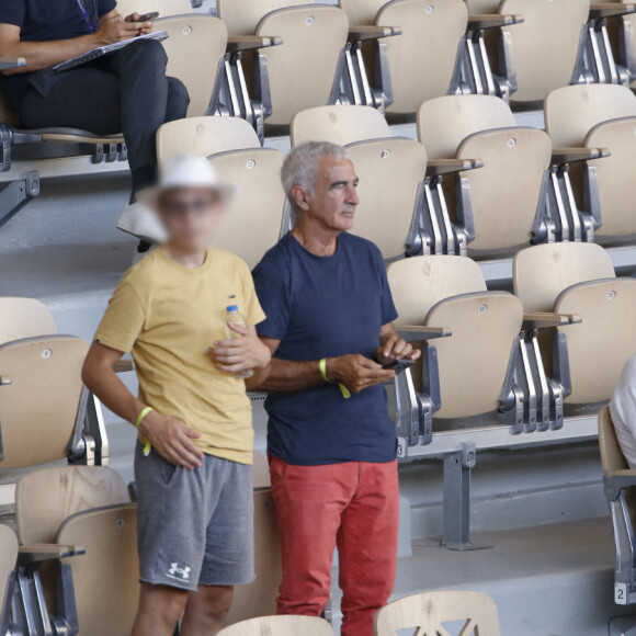 Raymond Domenech s'éclate avec Merlin 

Exclusif - Raymond Domenech et son fils Merlin - 2ème édition du Greenweez Paris Premier Padel Major au stade Roland Garros à Paris. © Marc Ausset-Lacroix/Bestimage