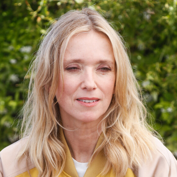 Exclusif - Léa Drucker (Blouson Etro, T-shirt Isabel Marant, boucles d'oreilles Stone Paris, mise en beauté Dior, coiffeur Ludovic Bordas, Maquilleuse Delphine Sicard) sur la terrasse Unifrance, dans le cadre de la promotion du film "L'Eté Dernier", lors du 76ème Festival International du Film de Cannes, le 26 mai 2023. © Christophe Clovis/Bestimage 