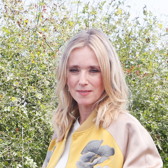 Exclusif - Léa Drucker (Blouson Etro, T-shirt Isabel Marant, boucles d'oreilles Stone Paris, mise en beauté Dior, coiffeur Ludovic Bordas, Maquilleuse Delphine Sicard) sur la terrasse Unifrance, dans le cadre de la promotion du film "L'Eté Dernier", lors du 76ème Festival International du Film de Cannes, le 26 mai 2023. © Christophe Clovis/Bestimage 