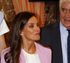 Pour l'occasion, la reine a choisi un tailleur rose, accompagné d'une blouse satinée écrue et de jolis escarpins assortis. 
La reine Letizia d'Espagne assiste à la remise des Prix "Unicef Awards Espagne" à Madrid, le 7 septembre 2023.