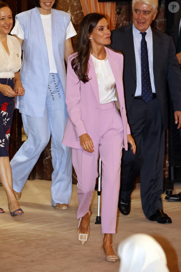 Pour l'occasion, la reine a choisi un tailleur rose, accompagné d'une blouse satinée écrue et de jolis escarpins assortis. 
La reine Letizia d'Espagne assiste à la remise des Prix "Unicef Awards Espagne" à Madrid, le 7 septembre 2023.