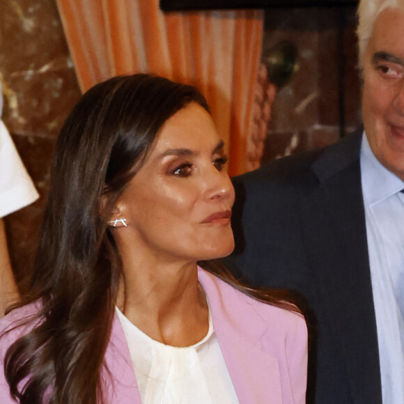Pour l'occasion, la reine a choisi un tailleur rose, accompagné d'une blouse satinée écrue et de jolis escarpins assortis. 
La reine Letizia d'Espagne assiste à la remise des Prix "Unicef Awards Espagne" à Madrid, le 7 septembre 2023.