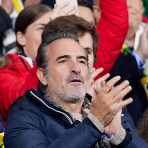 Jean Dujardin - Personnalités dans les tribunes du match de rugby "France vs Australie" au Stade de France à Paris. Le 5 novembre 2022